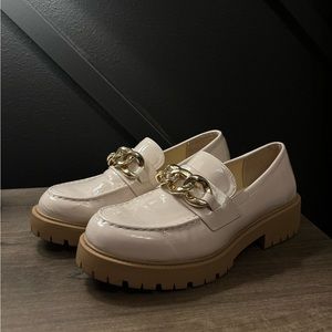 Women’s loafers with gold accent. Size 9!! Great condition only worn twice!